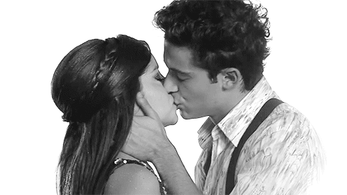 Image result for luna y matteo beso GIF