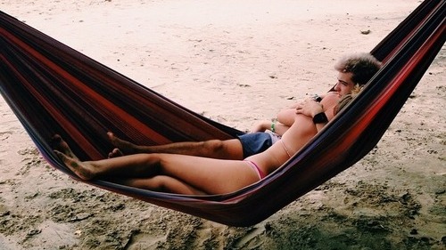 Resultado de imagem para tumblr casal na praia
